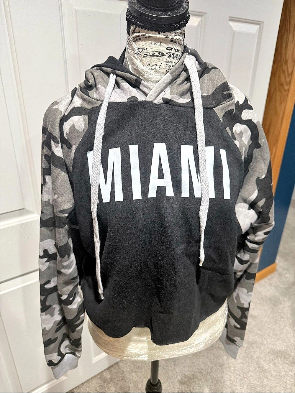 Miami Style Camouflage Crop Hoodie Camo Crop Hoodie in Black & Gray Size Medium